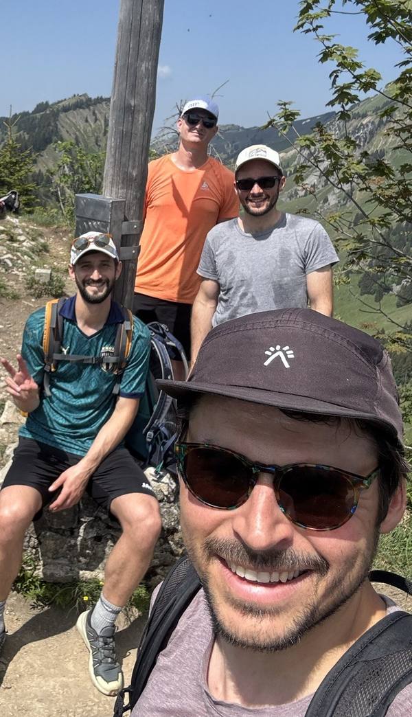 Vier Teammitglieder am Gipfel beim Wandertag