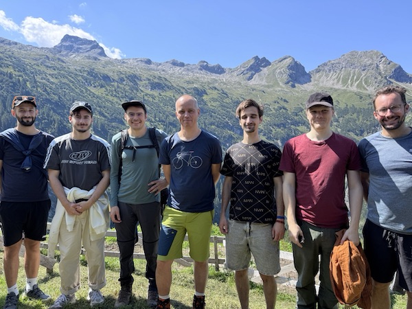 Das feld.ai-Team bei einem Betriebsausflug in den Bergen